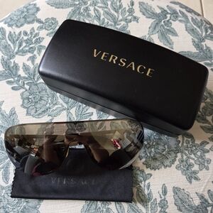 ✨️Preloved Versace Rock Icons Collection Pilot Style Sunglasses💛